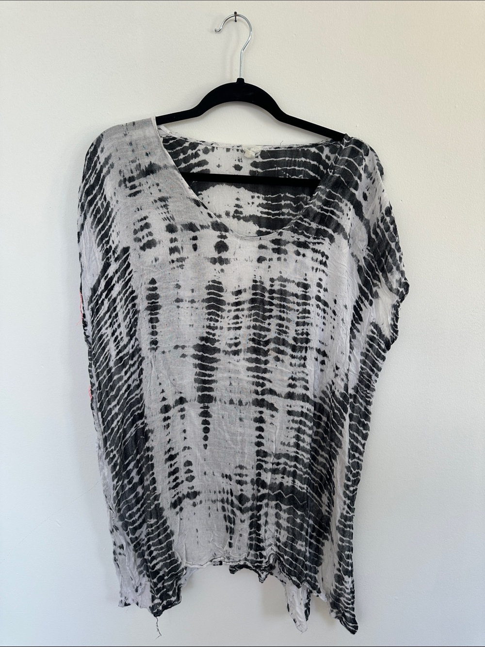 Women’s Black & White Tie-Dye Scoop Neck Top coverup